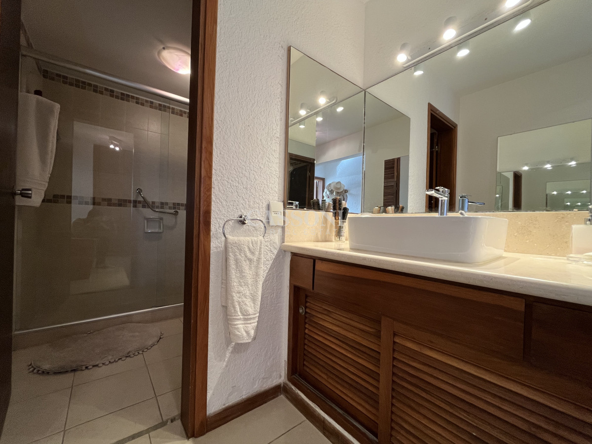 Apartamento ID.4238 - Espectacular planta 3 dormitorios frente al mar - Playa Mansa Punta Del Este.