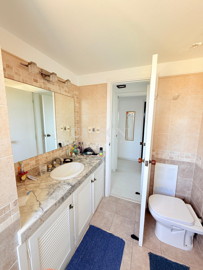 Apartamento ID.4043 - Apartamento con parrillero de 4 dormitorios frente al mar - Playa Mansa.