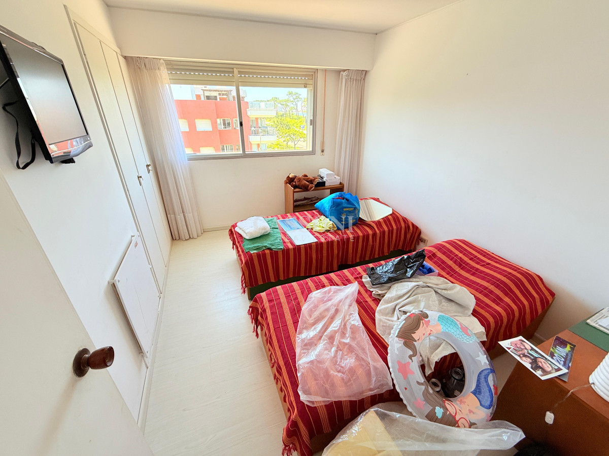 Apartamento ID.4043 - Apartamento con parrillero de 4 dormitorios frente al mar - Playa Mansa.