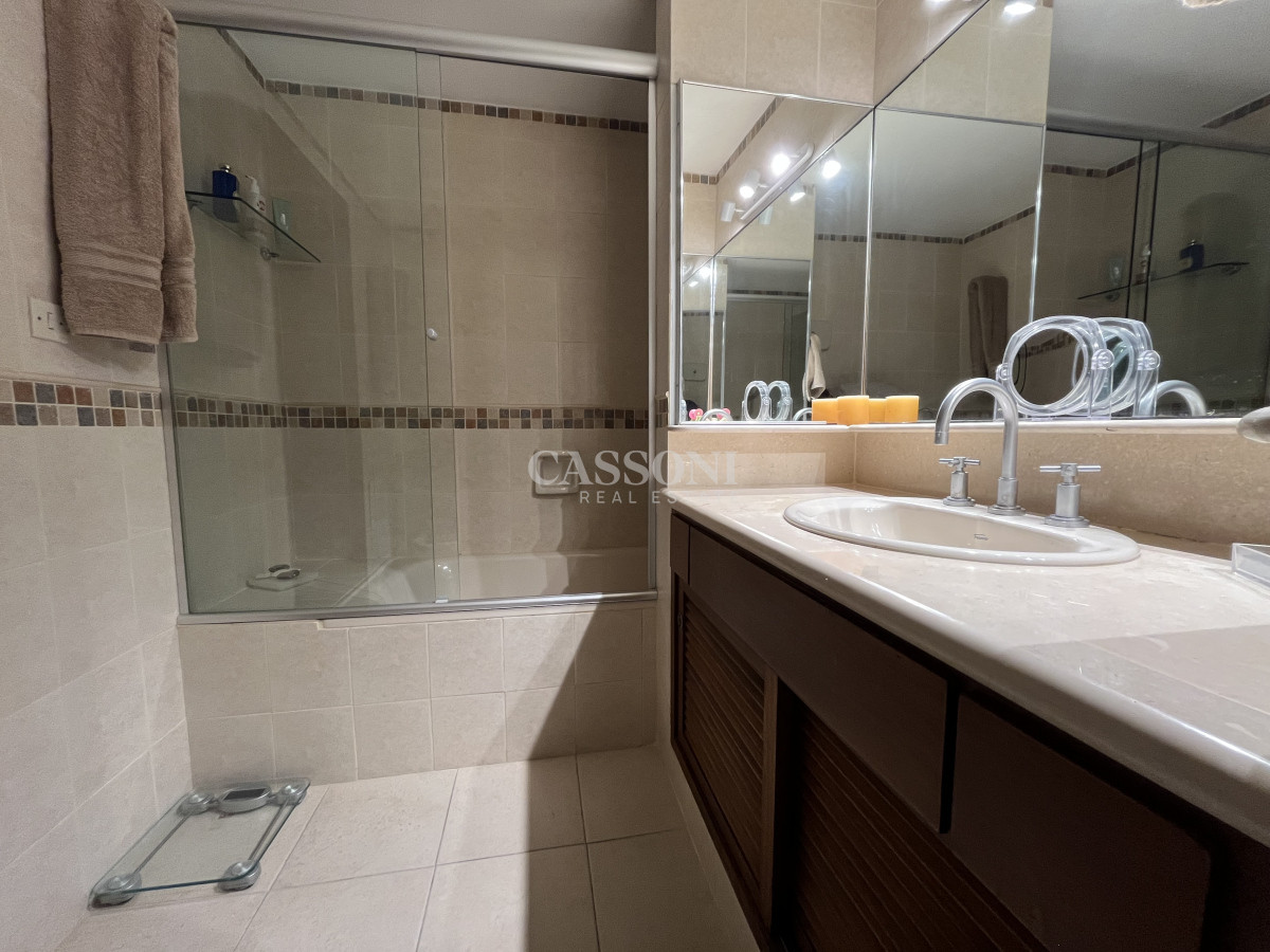 Apartamento ID.4238 - Espectacular planta 3 dormitorios frente al mar - Playa Mansa Punta Del Este.