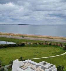 Apartamento en primera linea - 4 dormitorios Pinares Playa Mansa.