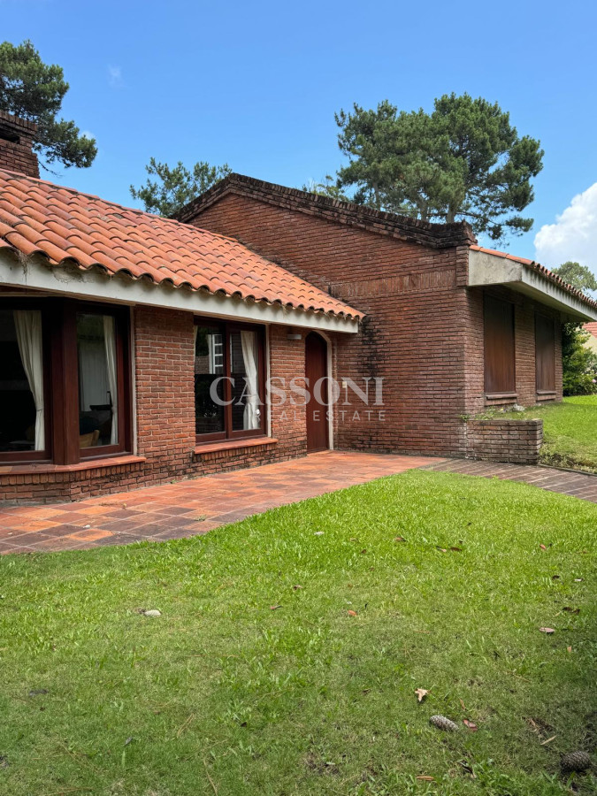 Casa ID.2684 - Casa en venta 4 dormitorios - Pinares Piscina Climatizada.