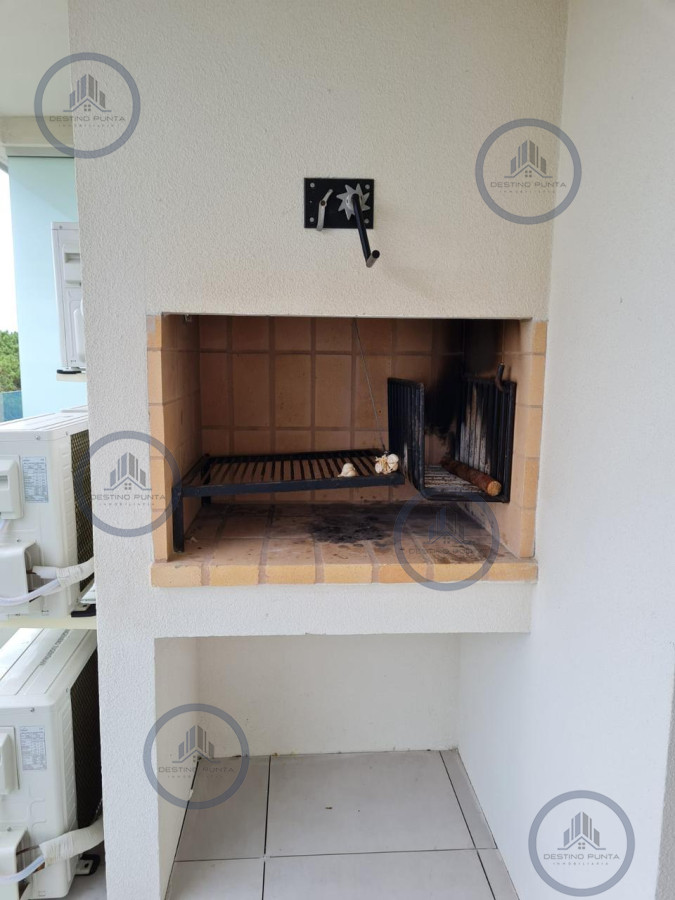 Apartamento ID.2421 - Apartamento de 4 Dormitorios y Parrillero Frente al Mar, Pinares Playa Mansa
