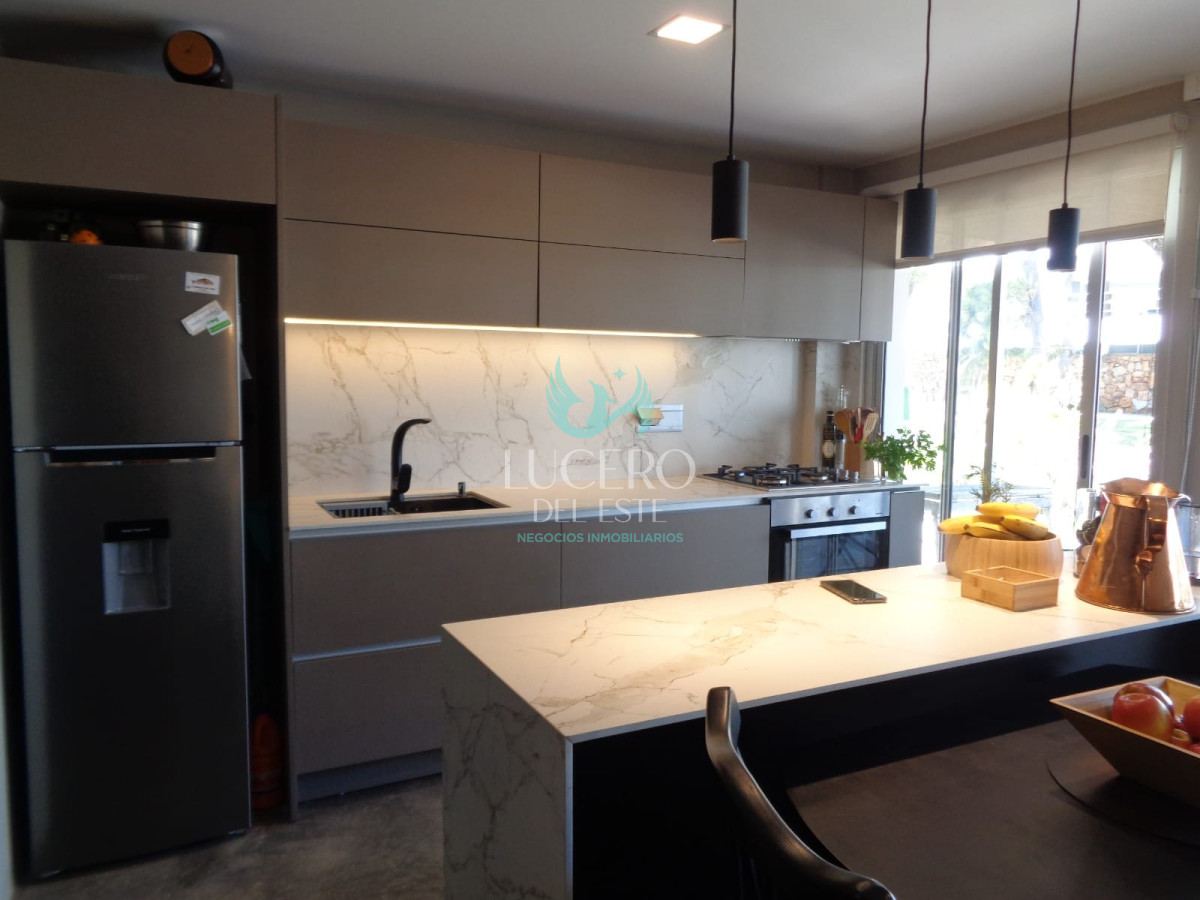 Apartamento ID.823 - Apartamento En Alquiler anual de 2 dormitorios, Zona Península.