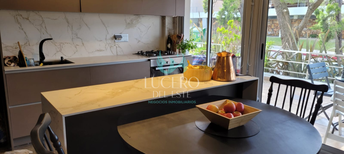 Apartamento ID.823 - Apartamento En Alquiler anual de 2 dormitorios, Zona Península.