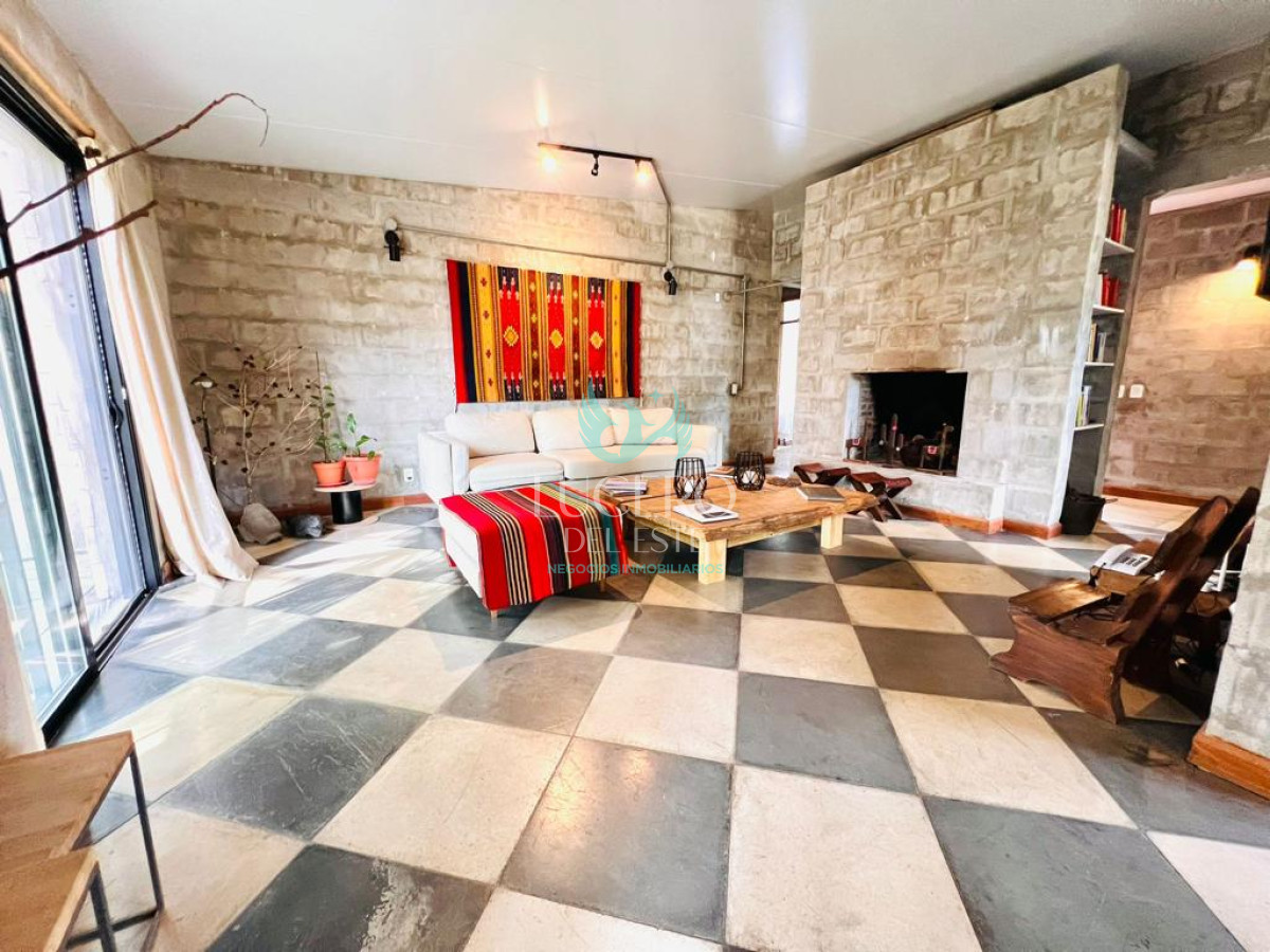 Casa ID.1748 - Casa En Venta, Parque Burnett.