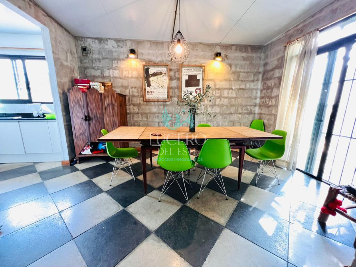 Casa ID.1748 - Casa En Venta, Parque Burnett.