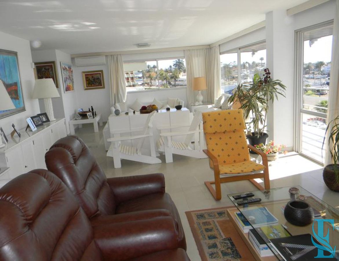 Apartamento ID.438 - Apartamento en venta, puerto Punta del Este.