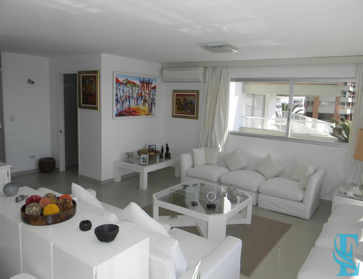 Apartamento ID.438 - Apartamento en venta, puerto Punta del Este.