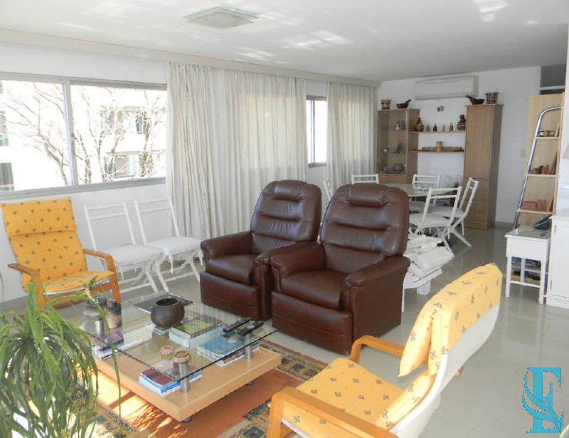 Apartamento ID.438 - Apartamento en venta, puerto Punta del Este.