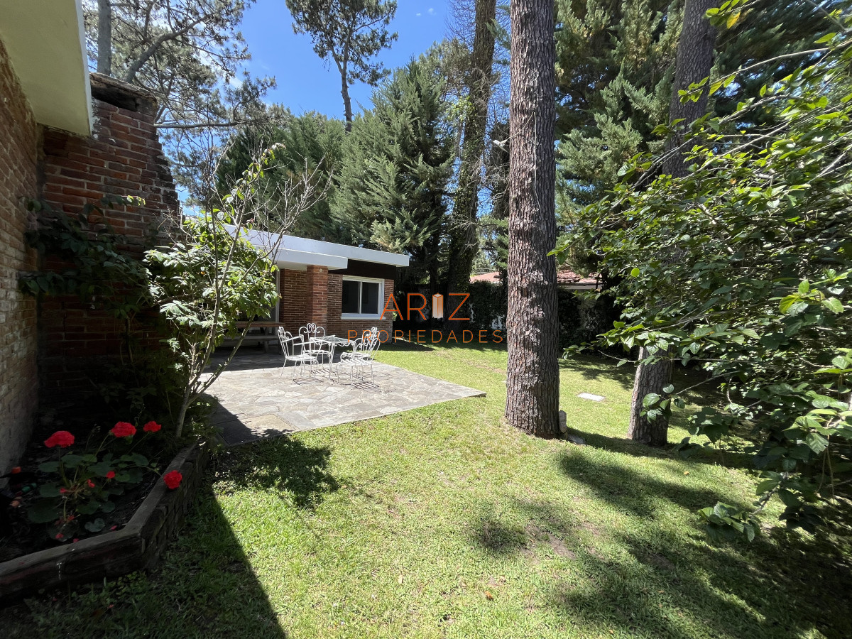 Casa ID.2220 - Casa en Playa Mansa, 5 dormitorios y 4 baños.