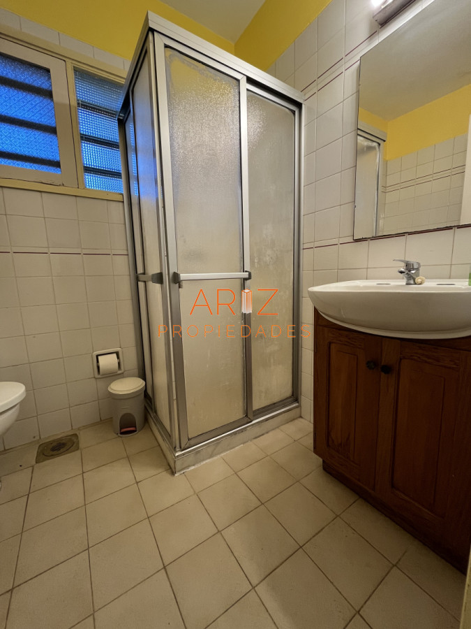 Casa ID.2220 - Casa en Playa Mansa, 5 dormitorios y 4 baños.