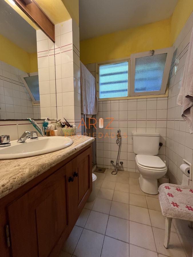 Casa ID.2220 - Casa en Playa Mansa, 5 dormitorios y 4 baños.