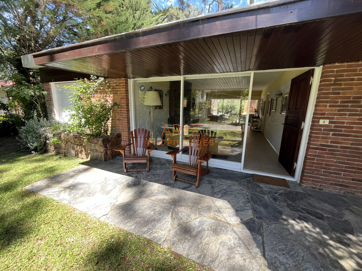 Casa ID.2220 - Casa en Playa Mansa, 5 dormitorios y 4 baños.