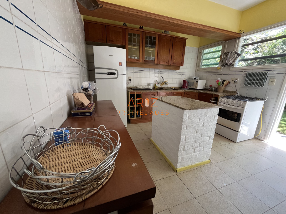 Casa ID.2220 - Casa en Playa Mansa, 5 dormitorios y 4 baños.