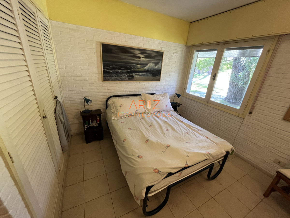 Casa ID.2220 - Casa en Playa Mansa, 5 dormitorios y 4 baños.