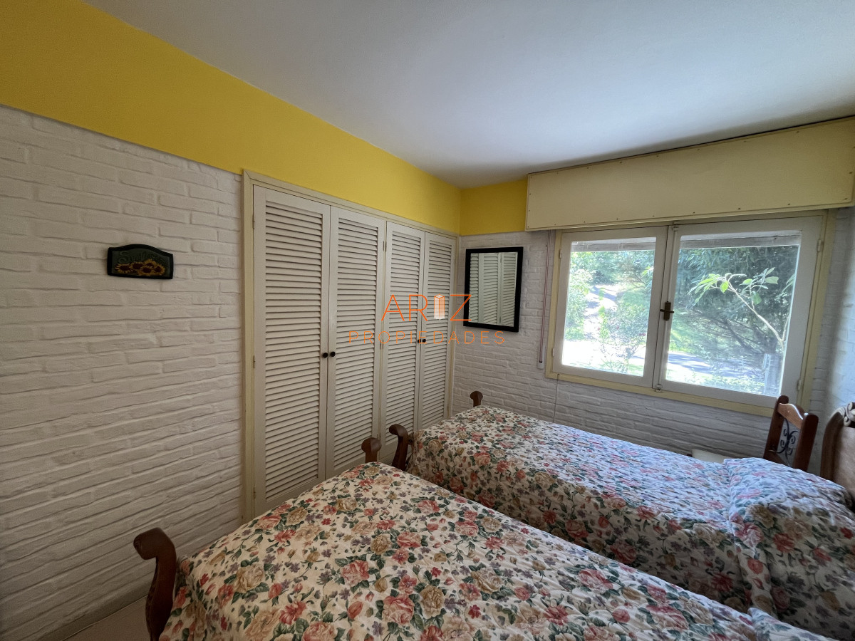 Casa ID.2220 - Casa en Playa Mansa, 5 dormitorios y 4 baños.