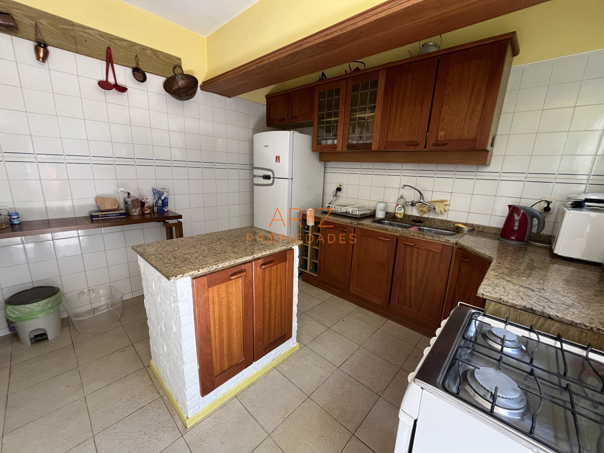 Casa ID.2220 - Casa en Playa Mansa, 5 dormitorios y 4 baños.