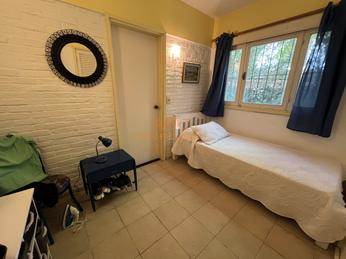 Casa ID.2220 - Casa en Playa Mansa, 5 dormitorios y 4 baños.