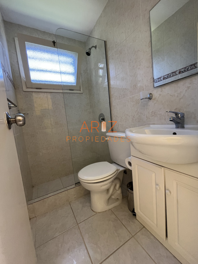 Casa ID.2220 - Casa en Playa Mansa, 5 dormitorios y 4 baños.
