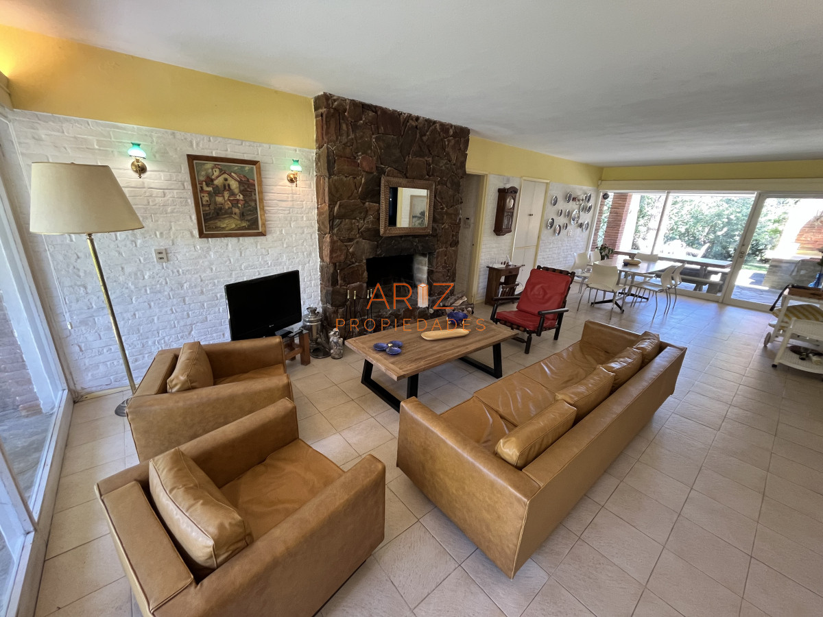 Casa ID.2220 - Casa en Playa Mansa, 5 dormitorios y 4 baños.