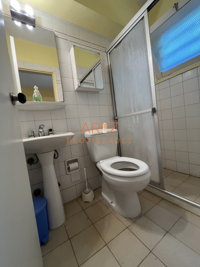 Casa ID.2220 - Casa en Playa Mansa, 5 dormitorios y 4 baños.