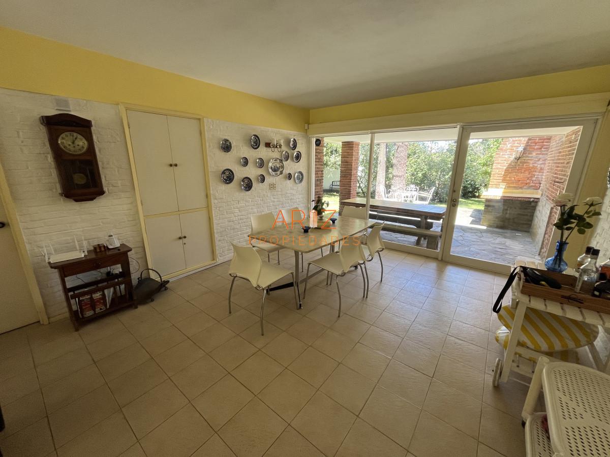 Casa ID.2220 - Casa en Playa Mansa, 5 dormitorios y 4 baños.