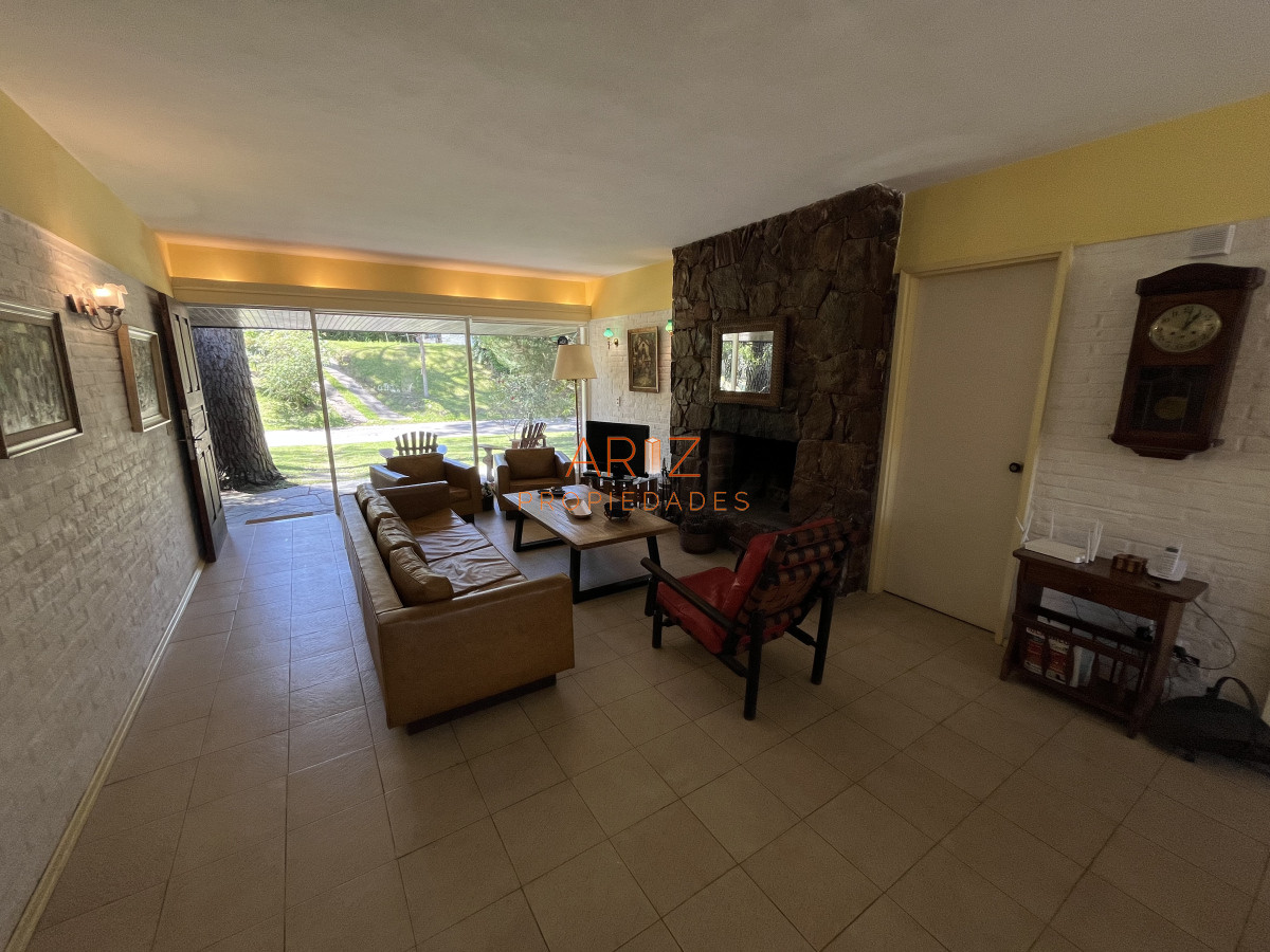 Casa ID.2220 - Casa en Playa Mansa, 5 dormitorios y 4 baños.