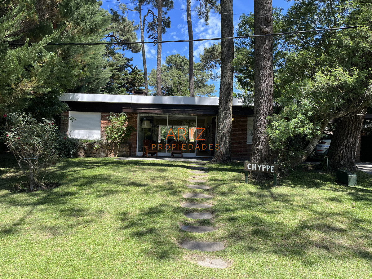 Casa ID.2220 - Casa en Playa Mansa, 5 dormitorios y 4 baños.