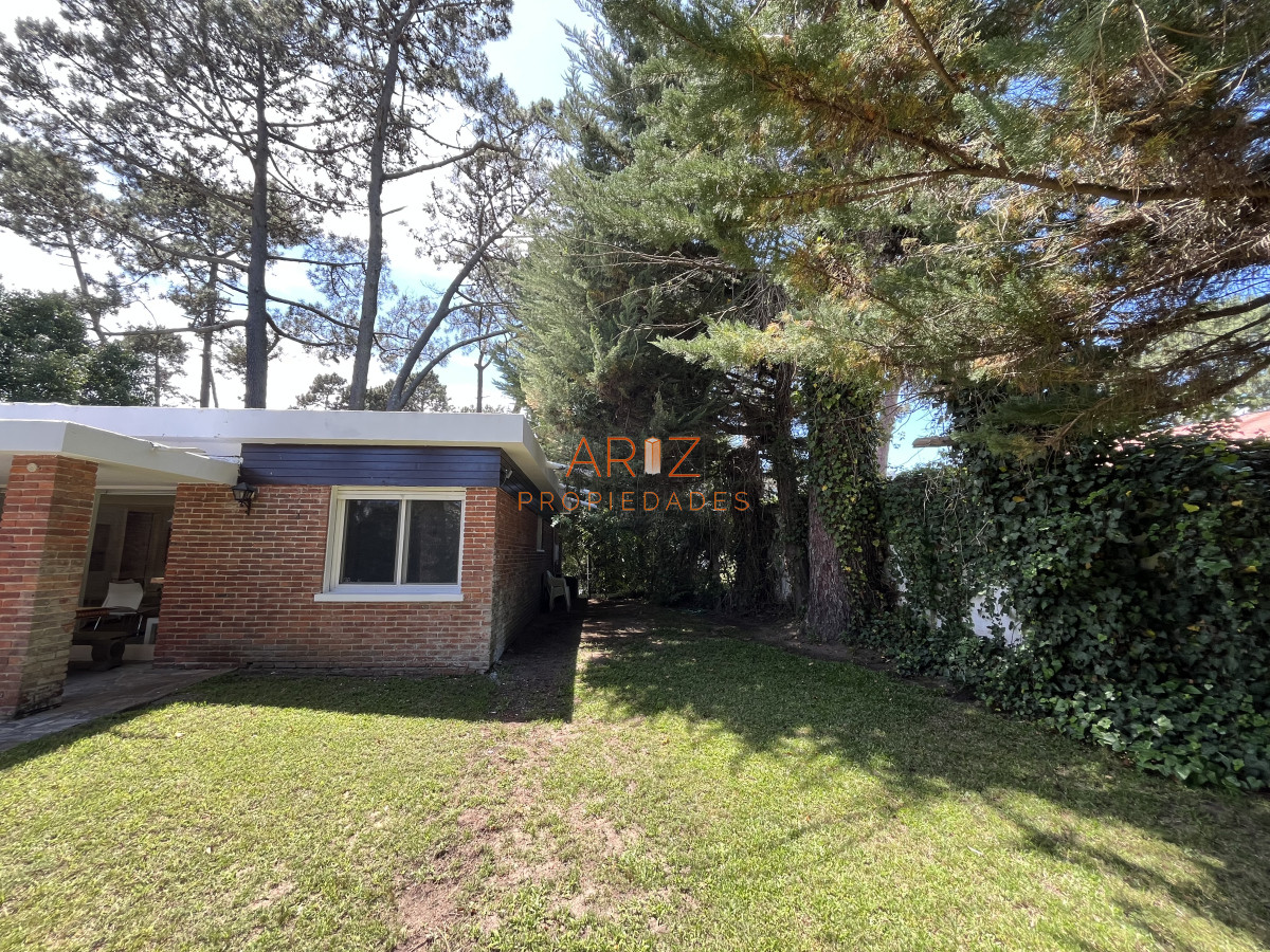Casa ID.2220 - Casa en Playa Mansa, 5 dormitorios y 4 baños.