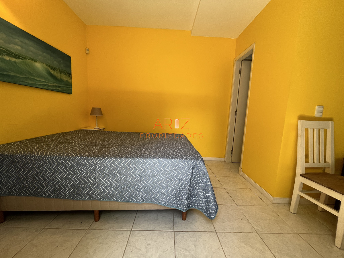 Casa ID.2220 - Casa en Playa Mansa, 5 dormitorios y 4 baños.