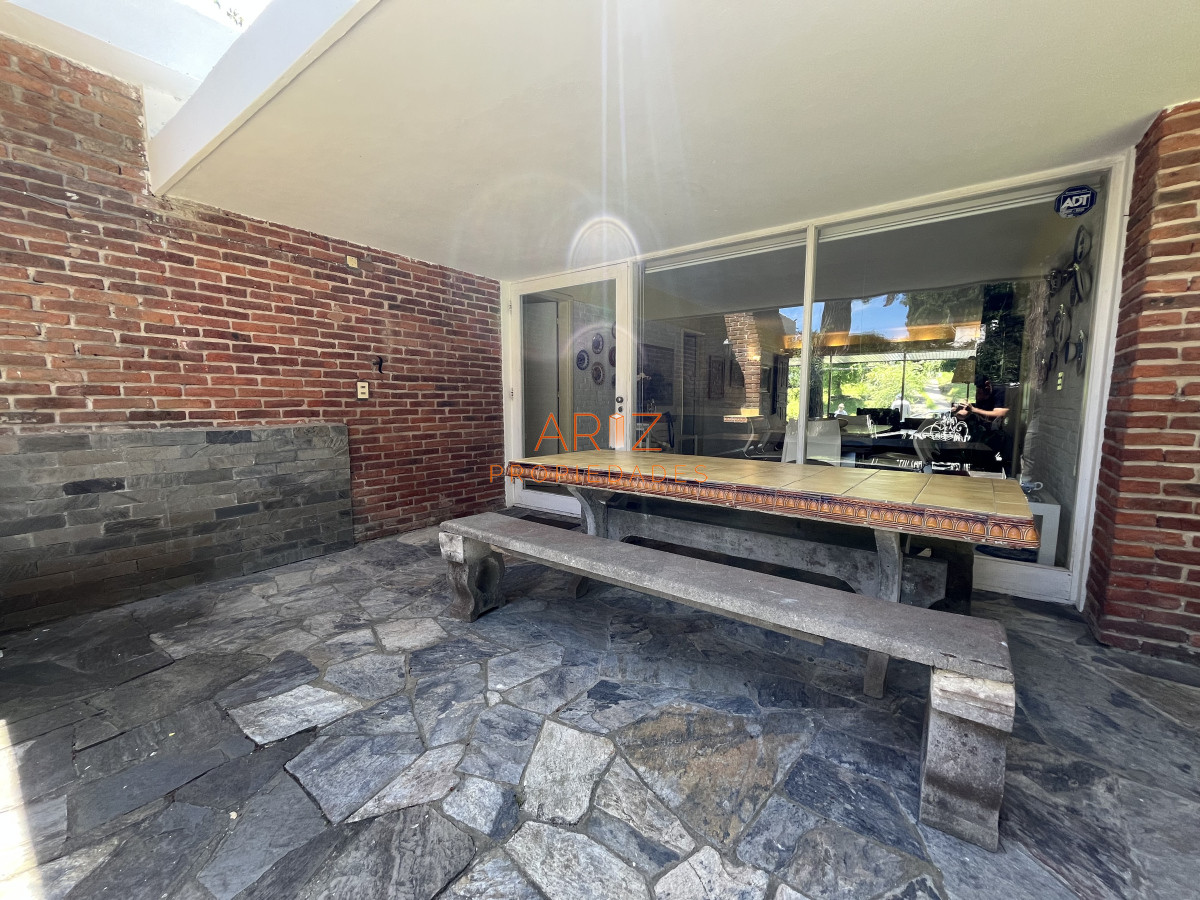 Casa ID.2220 - Casa en Playa Mansa, 5 dormitorios y 4 baños.