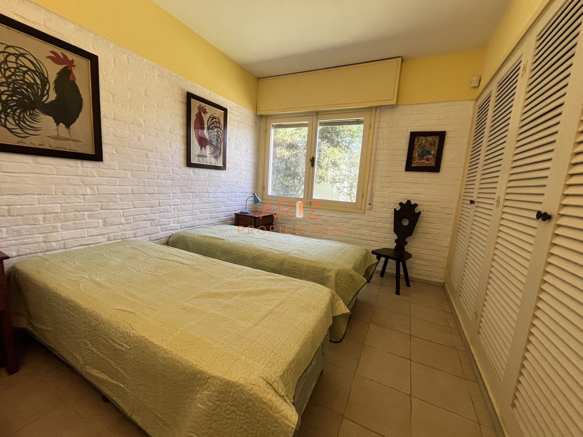 Casa ID.2220 - Casa en Playa Mansa, 5 dormitorios y 4 baños.