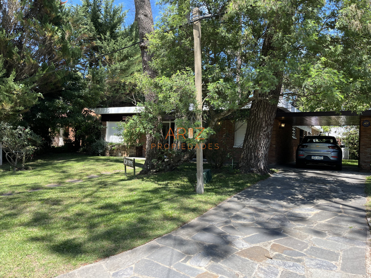 Casa ID.2220 - Casa en Playa Mansa, 5 dormitorios y 4 baños.