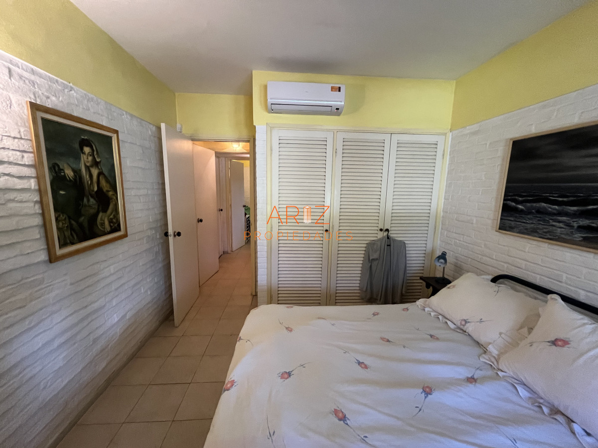 Casa ID.2220 - Casa en Playa Mansa, 5 dormitorios y 4 baños.