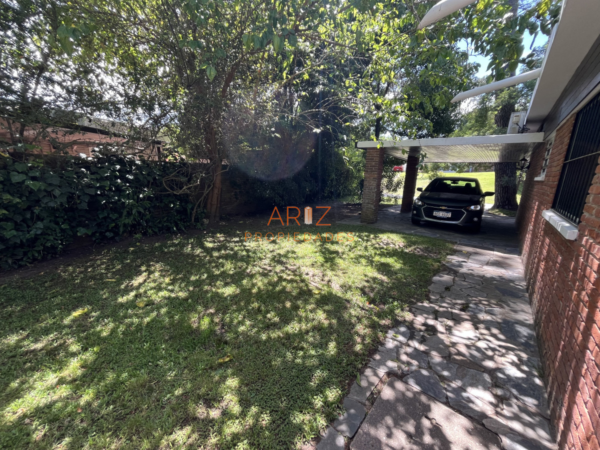 Casa ID.2220 - Casa en Playa Mansa, 5 dormitorios y 4 baños.