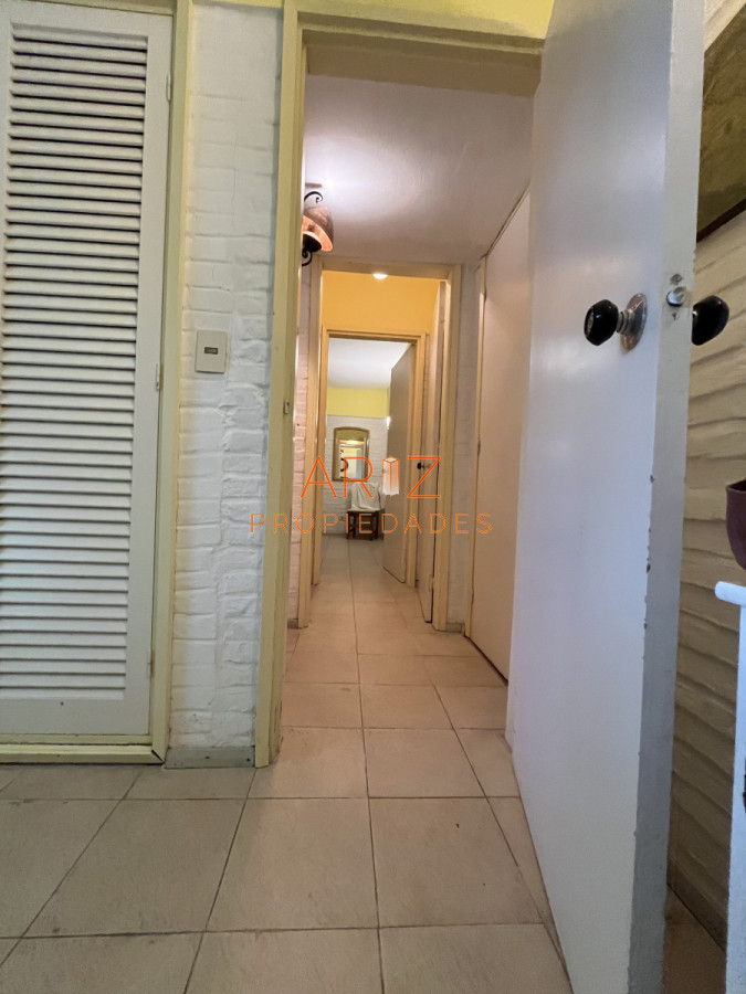 Casa ID.2220 - Casa en Playa Mansa, 5 dormitorios y 4 baños.
