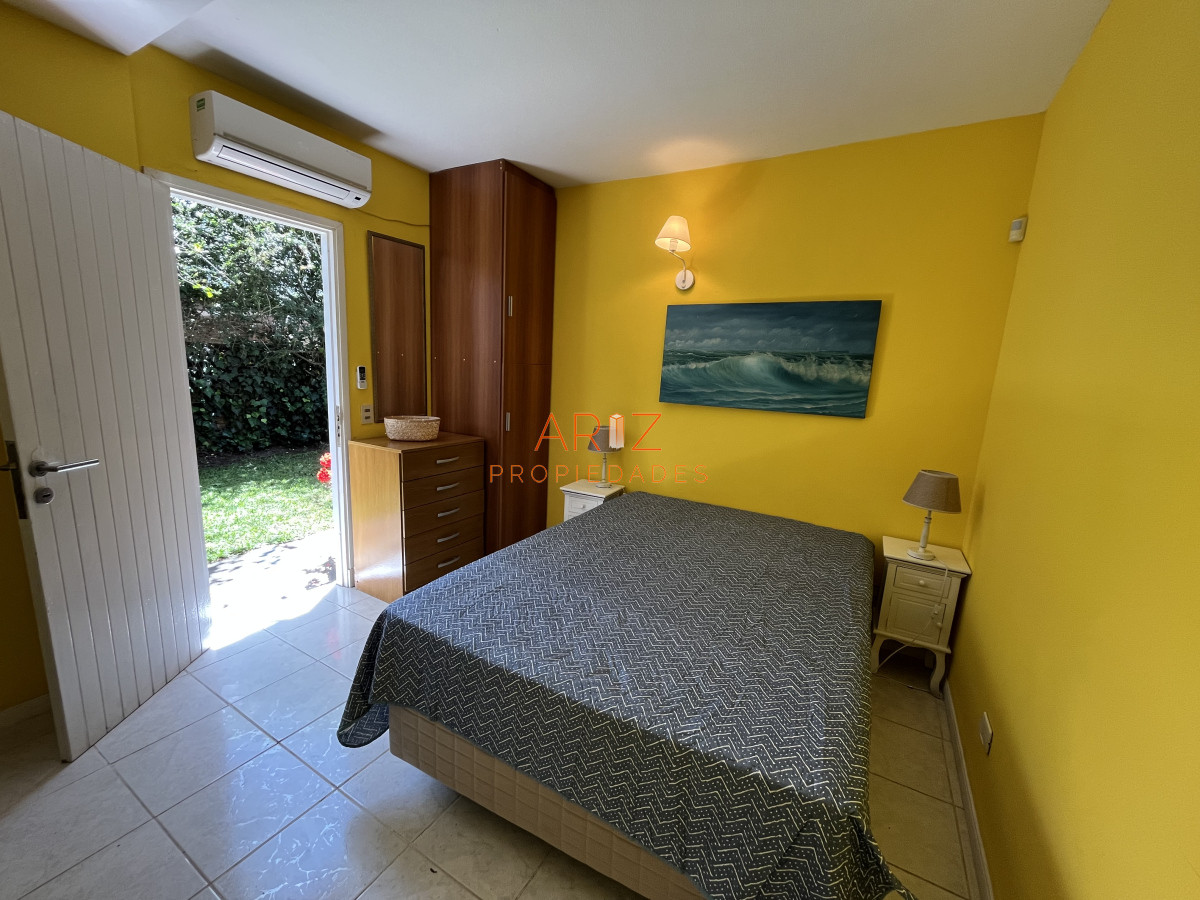 Casa ID.2220 - Casa en Playa Mansa, 5 dormitorios y 4 baños.