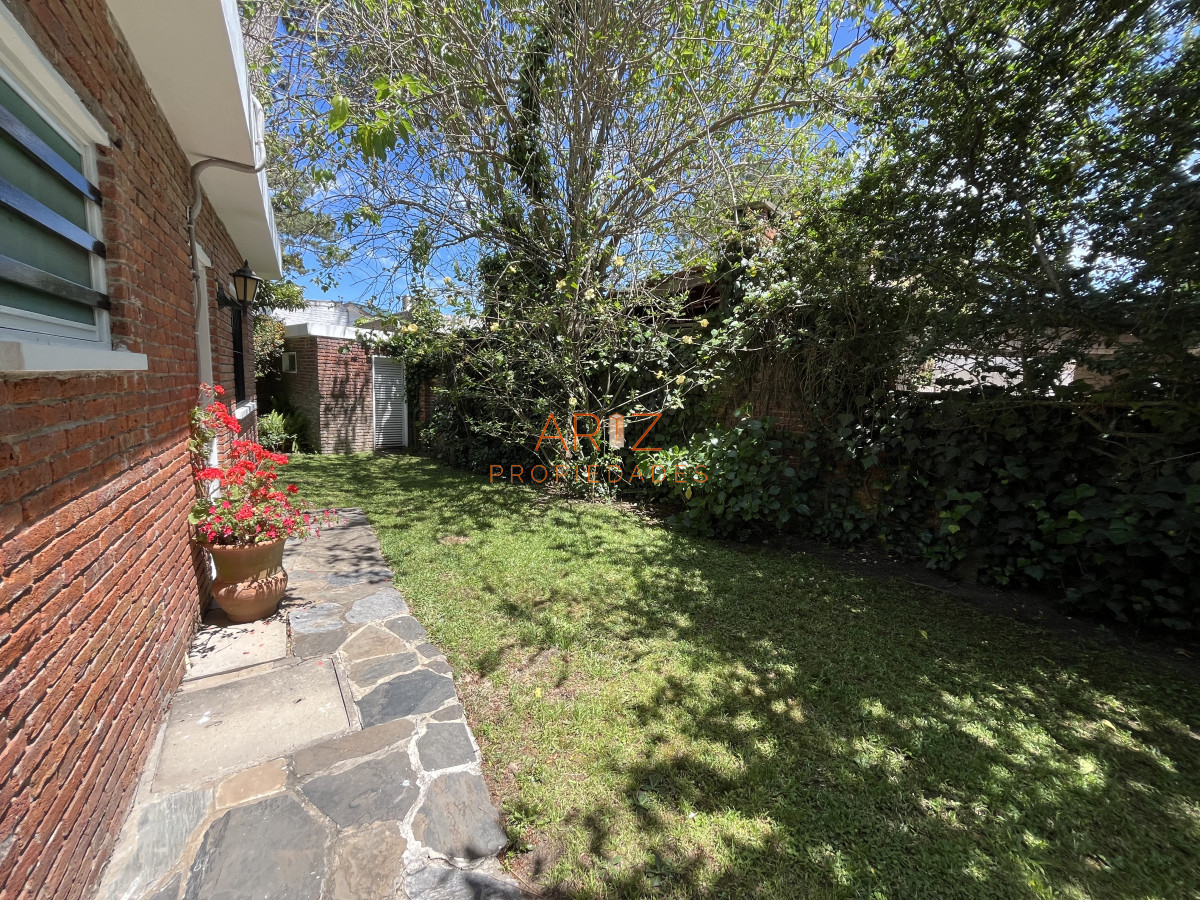 Casa ID.2220 - Casa en Playa Mansa, 5 dormitorios y 4 baños.