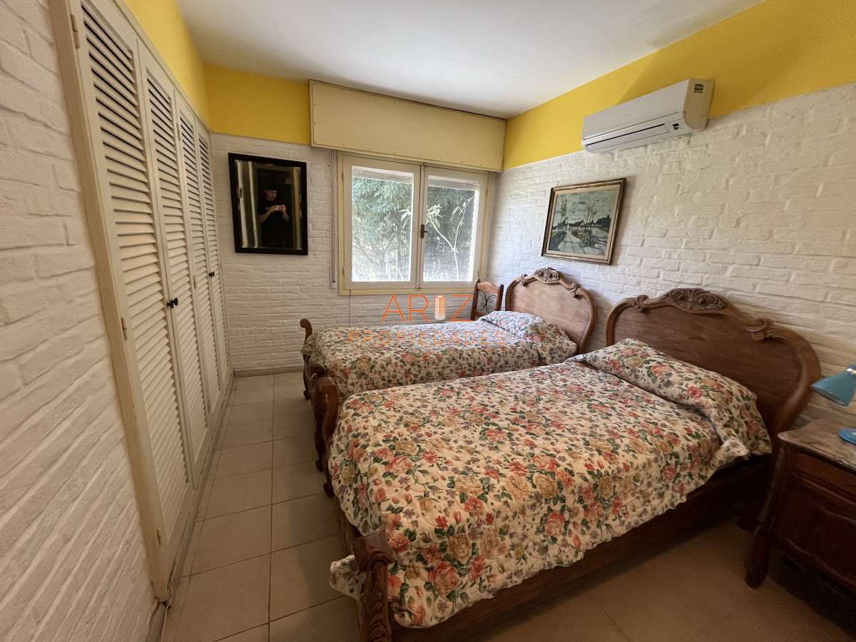 Casa ID.2220 - Casa en Playa Mansa, 5 dormitorios y 4 baños.