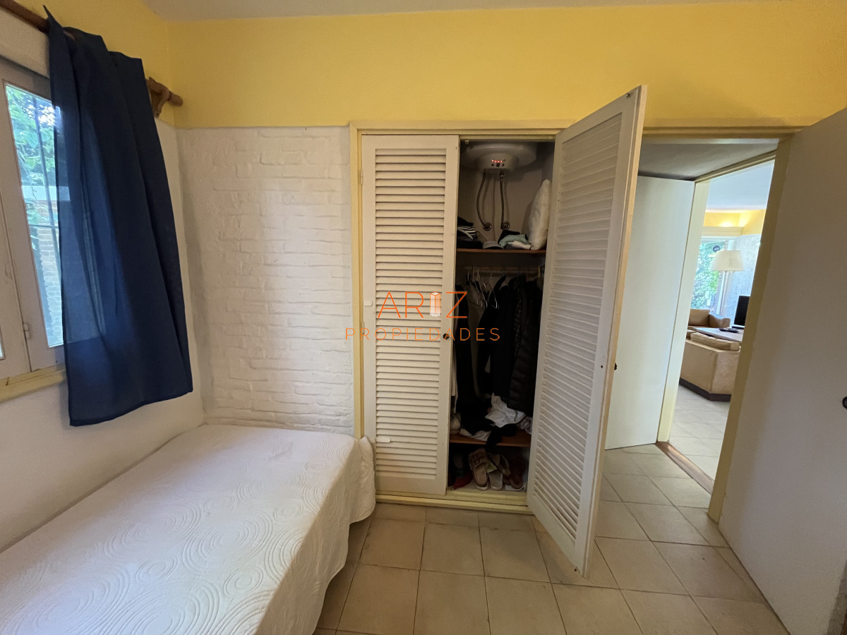 Casa ID.2220 - Casa en Playa Mansa, 5 dormitorios y 4 baños.