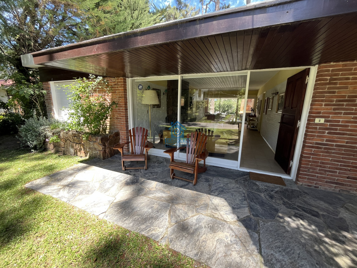 Casa ID.562 - Casa en Playa Mansa, 5 dormitorios y 4 baños.