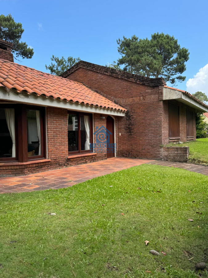 Casa ID.602 - Casa en venta 4 dormitorios - Pinares Piscina Climatizada.