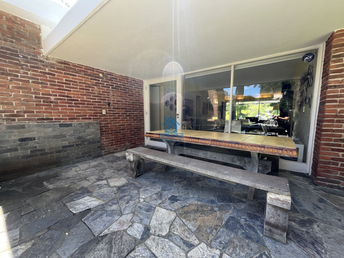 Casa ID.562 - Casa en Playa Mansa, 5 dormitorios y 4 baños.