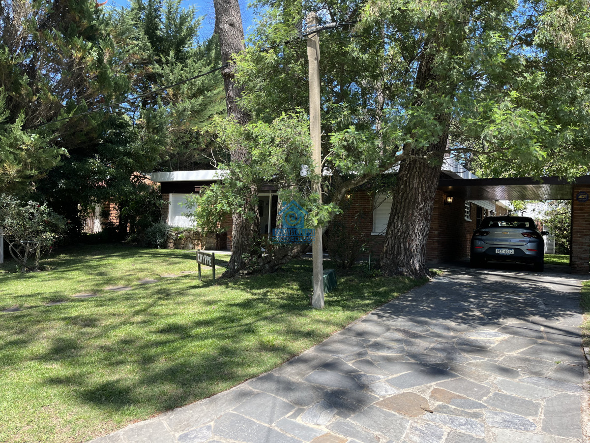 Casa ID.562 - Casa en Playa Mansa, 5 dormitorios y 4 baños.