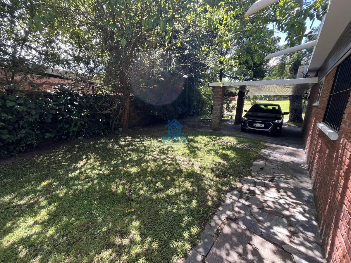 Casa ID.562 - Casa en Playa Mansa, 5 dormitorios y 4 baños.