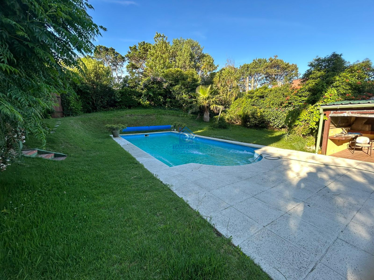 Casa ID.601 - Alquiler Anual Casa en Playa Mansa con Piscina - 4 dormitorios.