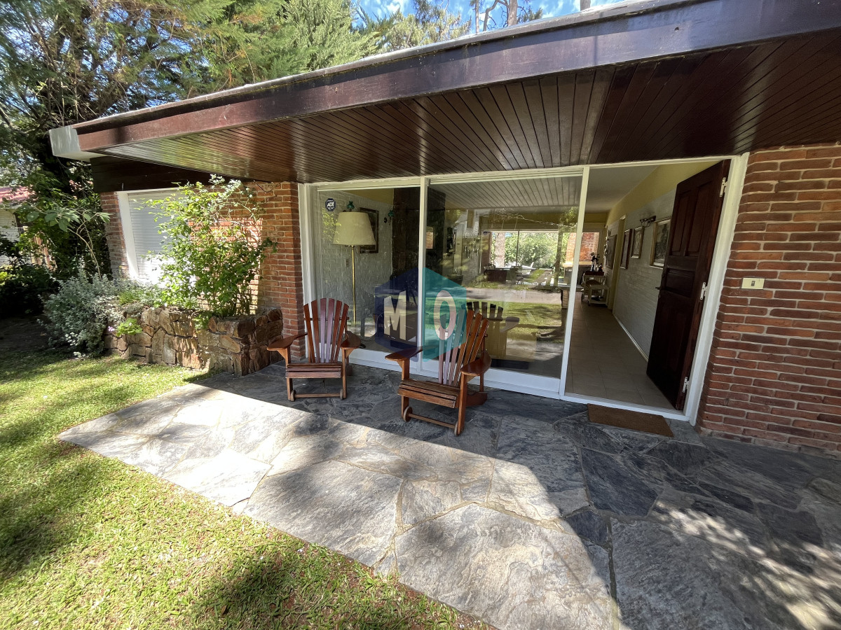 Casa ID.887 - Casa en Playa Mansa, 5 dormitorios y 4 baños.