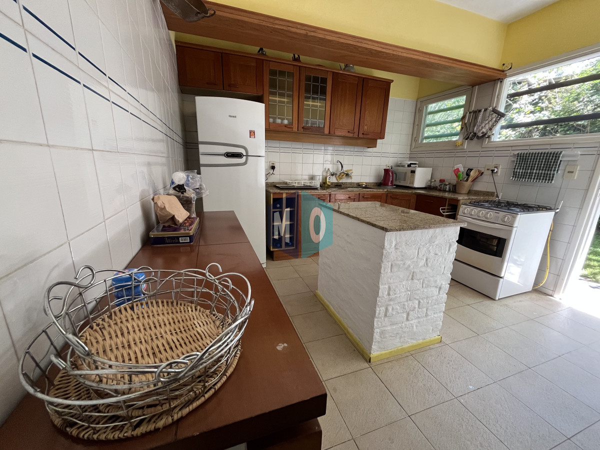 Casa ID.887 - Casa en Playa Mansa, 5 dormitorios y 4 baños.