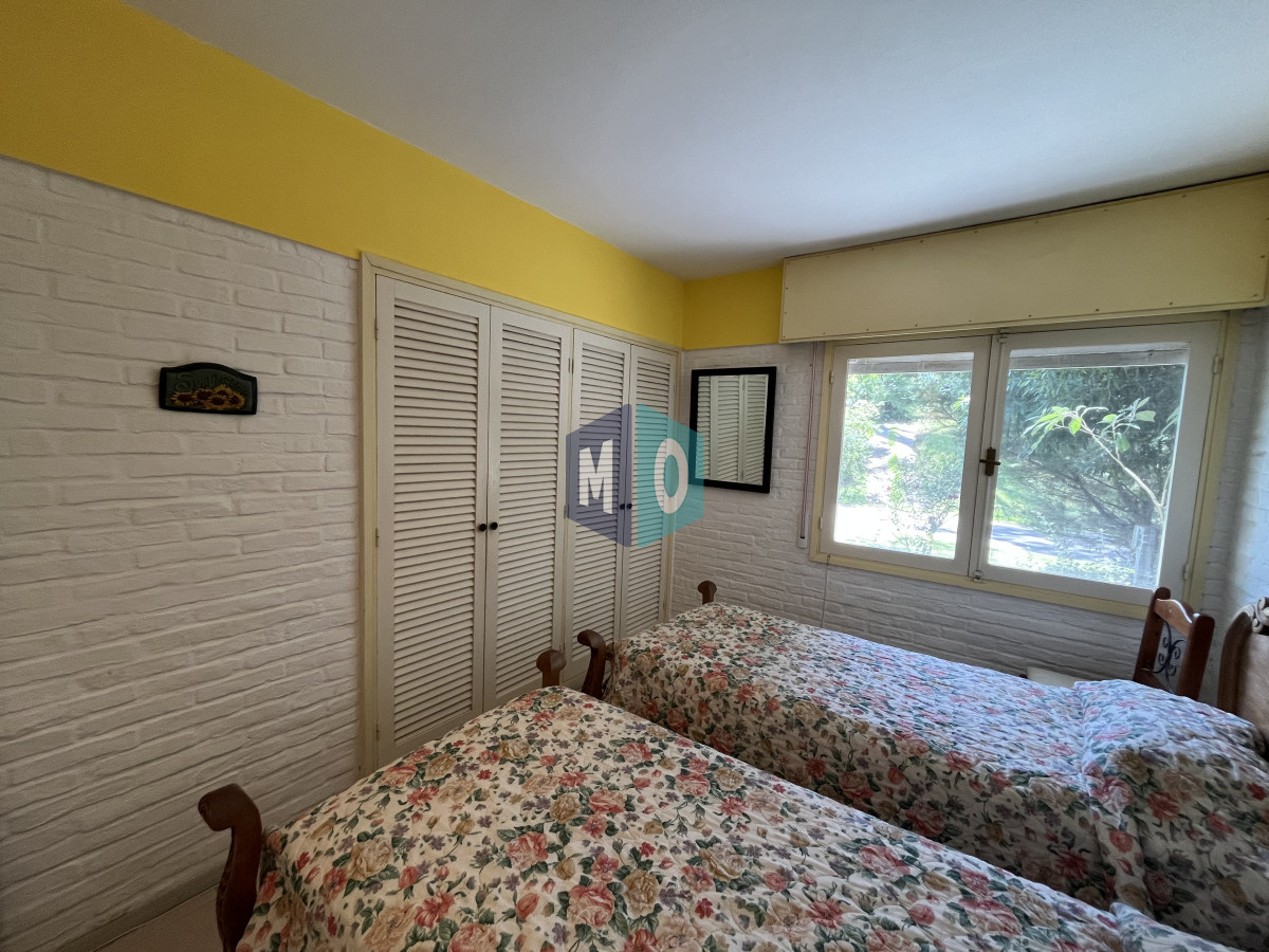Casa ID.887 - Casa en Playa Mansa, 5 dormitorios y 4 baños.